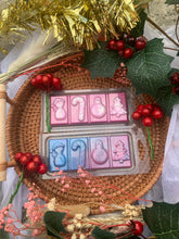 Load image into Gallery viewer, Christmas Shape Clamshell Wax Melts
